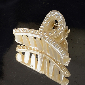 Pearl Triangle Pin (Ivory)