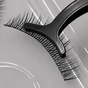 Wide eyelash precision tweezers (random color sent)